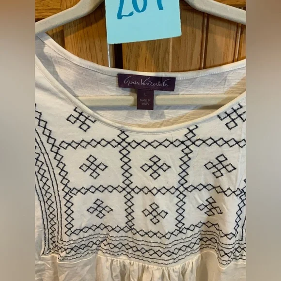 Gloria Vanderbilt White Top with Blue Embroidery - Picture 2 of 3